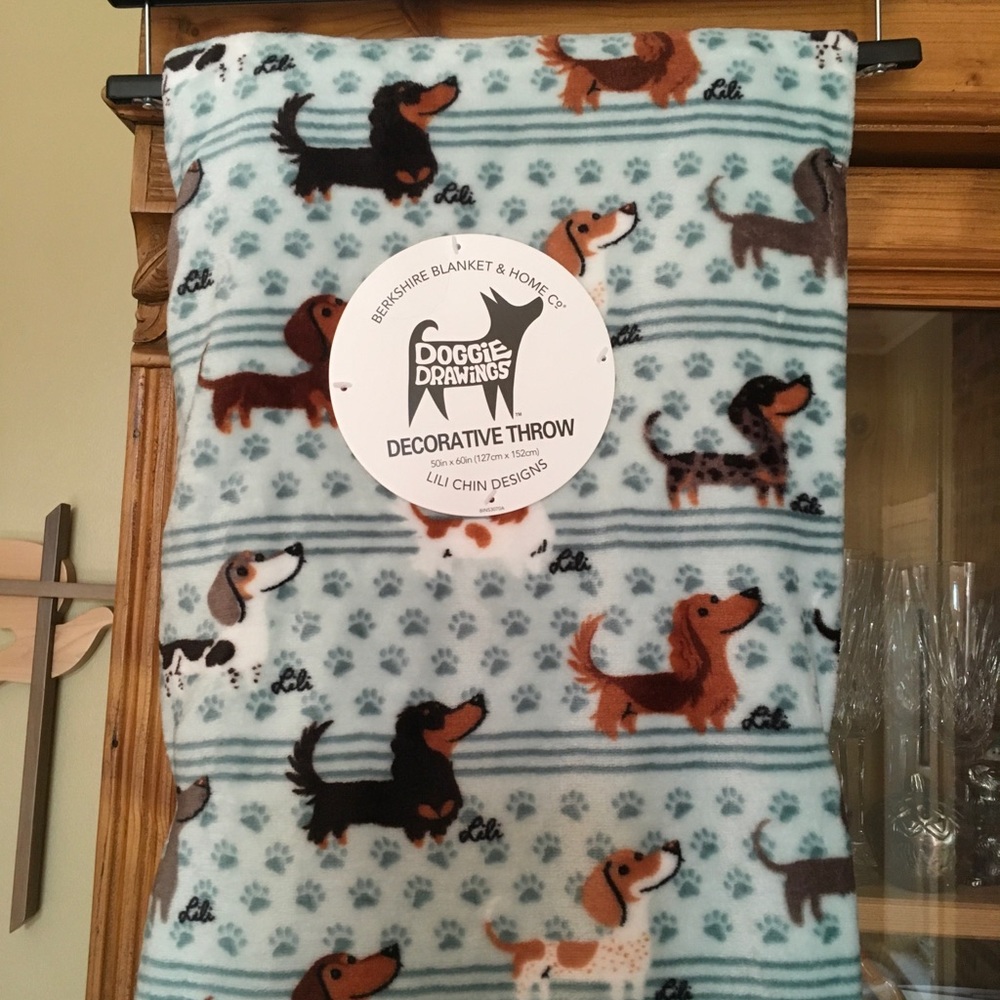 NWT REVERSIBLE PLUSH DACHSHUND THROW BLANKET